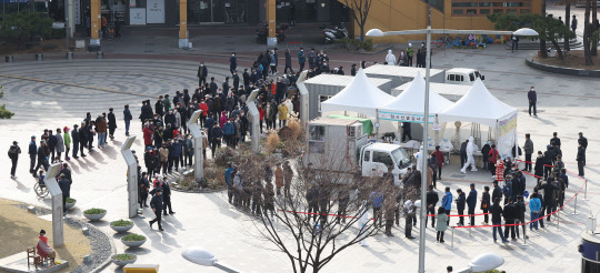 19일 오전 서울시 구로구역 앞에 설치된 코로나19 임시선별검사소를 찾은 시민과 외국인 등이 검체 검사를 위해 대기하고 있다. 연합뉴스